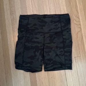 Lulu lemon size 8 camo biker short